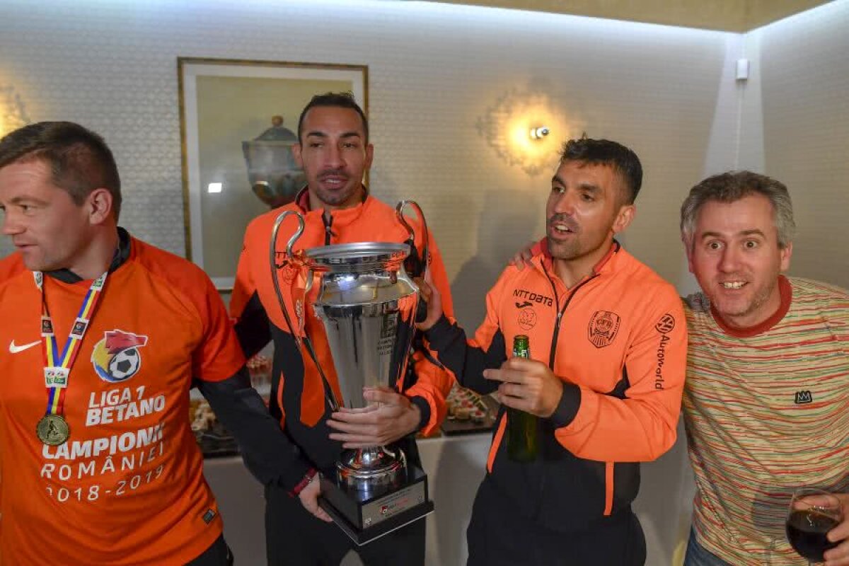 CFR CLUJ, CAMPIOANA ROMÂNIEI // VIDEO+FOTO 40 de imagini de colecție de la petrecerea lui CFR Cluj + Dan Petrescu a cântat cu lăutarii: „Vă spun cum stă treaba, cu Steaua jucăm degeaba” 