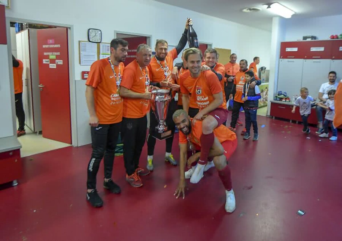 CFR CLUJ, CAMPIOANA ROMÂNIEI // VIDEO+FOTO 40 de imagini de colecție de la petrecerea lui CFR Cluj + Dan Petrescu a cântat cu lăutarii: „Vă spun cum stă treaba, cu Steaua jucăm degeaba” 