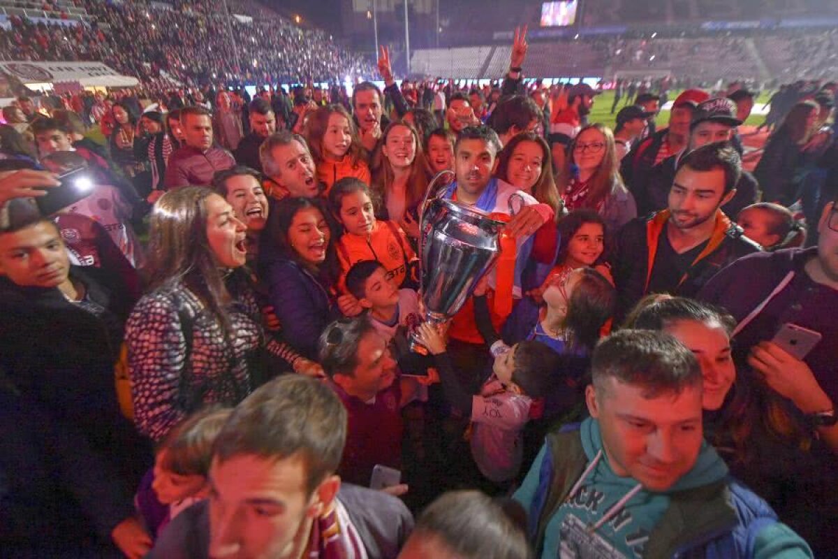 CFR CLUJ, CAMPIOANA ROMÂNIEI // VIDEO+FOTO 40 de imagini de colecție de la petrecerea lui CFR Cluj + Dan Petrescu a cântat cu lăutarii: „Vă spun cum stă treaba, cu Steaua jucăm degeaba” 