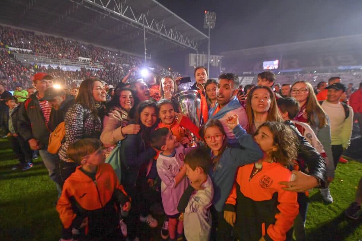 CFR CLUJ, CAMPIOANA ROMÂNIEI // VIDEO+FOTO 40 de imagini de colecție de la petrecerea lui CFR Cluj + Dan Petrescu a cântat cu lăutarii: „Vă spun cum stă treaba, cu Steaua jucăm degeaba” 