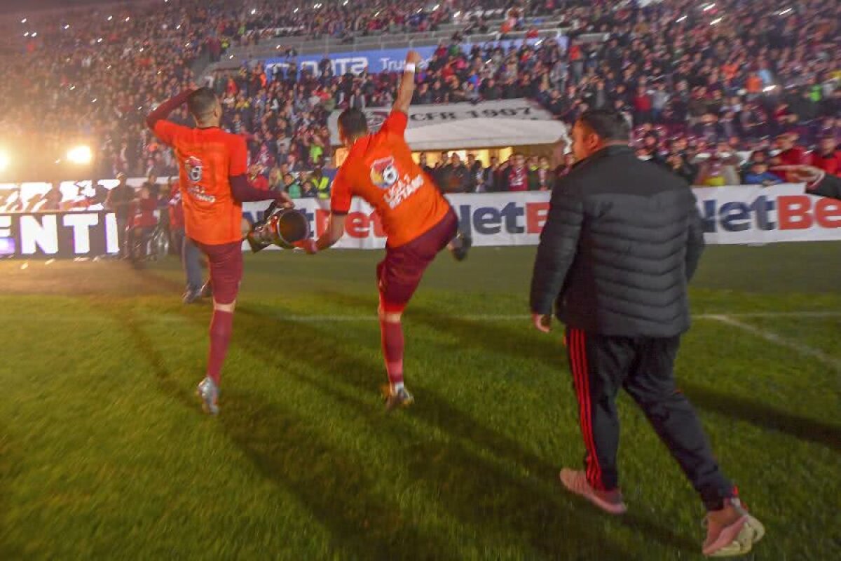 CFR CLUJ, CAMPIOANA ROMÂNIEI // VIDEO+FOTO 40 de imagini de colecție de la petrecerea lui CFR Cluj + Dan Petrescu a cântat cu lăutarii: „Vă spun cum stă treaba, cu Steaua jucăm degeaba” 