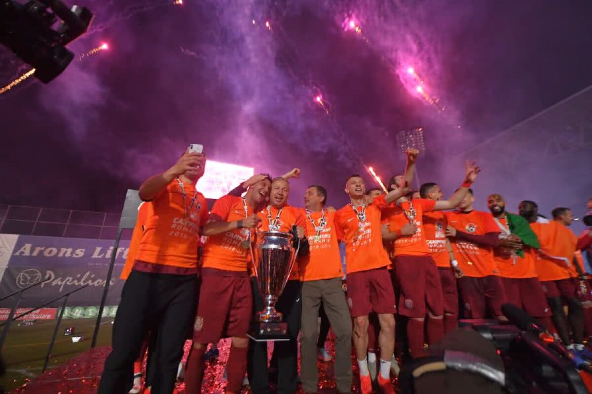 CFR CLUJ, CAMPIOANA ROMÂNIEI // VIDEO+FOTO 40 de imagini de colecție de la petrecerea lui CFR Cluj + Dan Petrescu a cântat cu lăutarii: „Vă spun cum stă treaba, cu Steaua jucăm degeaba” 