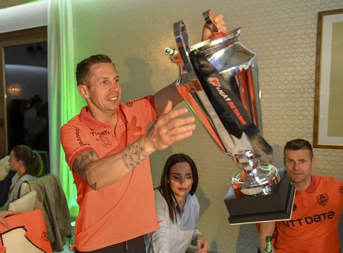 CFR CLUJ, CAMPIOANA ROMÂNIEI // VIDEO+FOTO 40 de imagini de colecție de la petrecerea lui CFR Cluj + Dan Petrescu a cântat cu lăutarii: „Vă spun cum stă treaba, cu Steaua jucăm degeaba” 