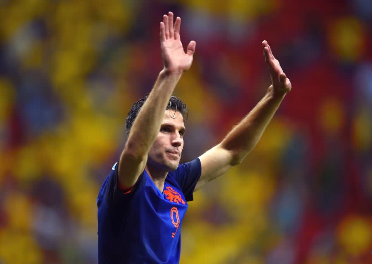ROBIN VAN PERSIE S-A RETRAS // FOTO + VIDEO Mesajul de adio al olandezului + a fost aplaudat la scenă deschisă de adversari