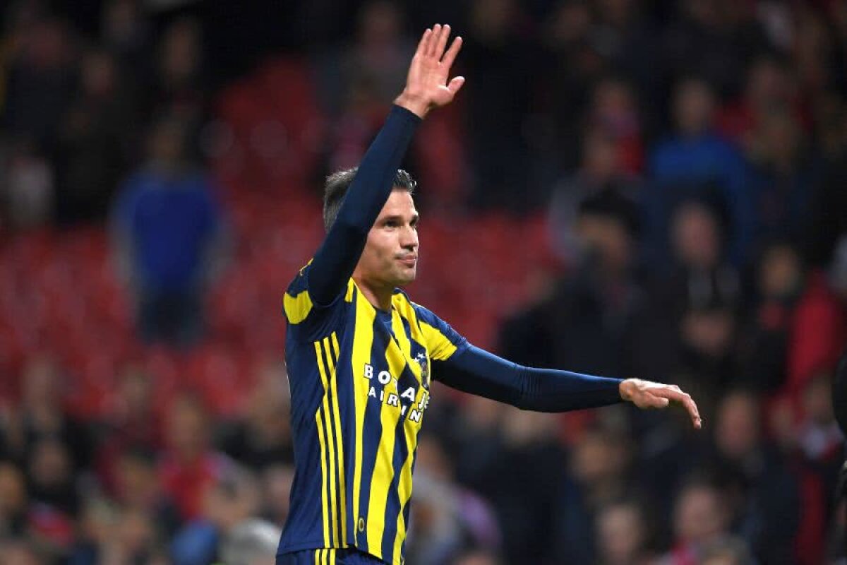 ROBIN VAN PERSIE S-A RETRAS // FOTO + VIDEO Mesajul de adio al olandezului + a fost aplaudat la scenă deschisă de adversari