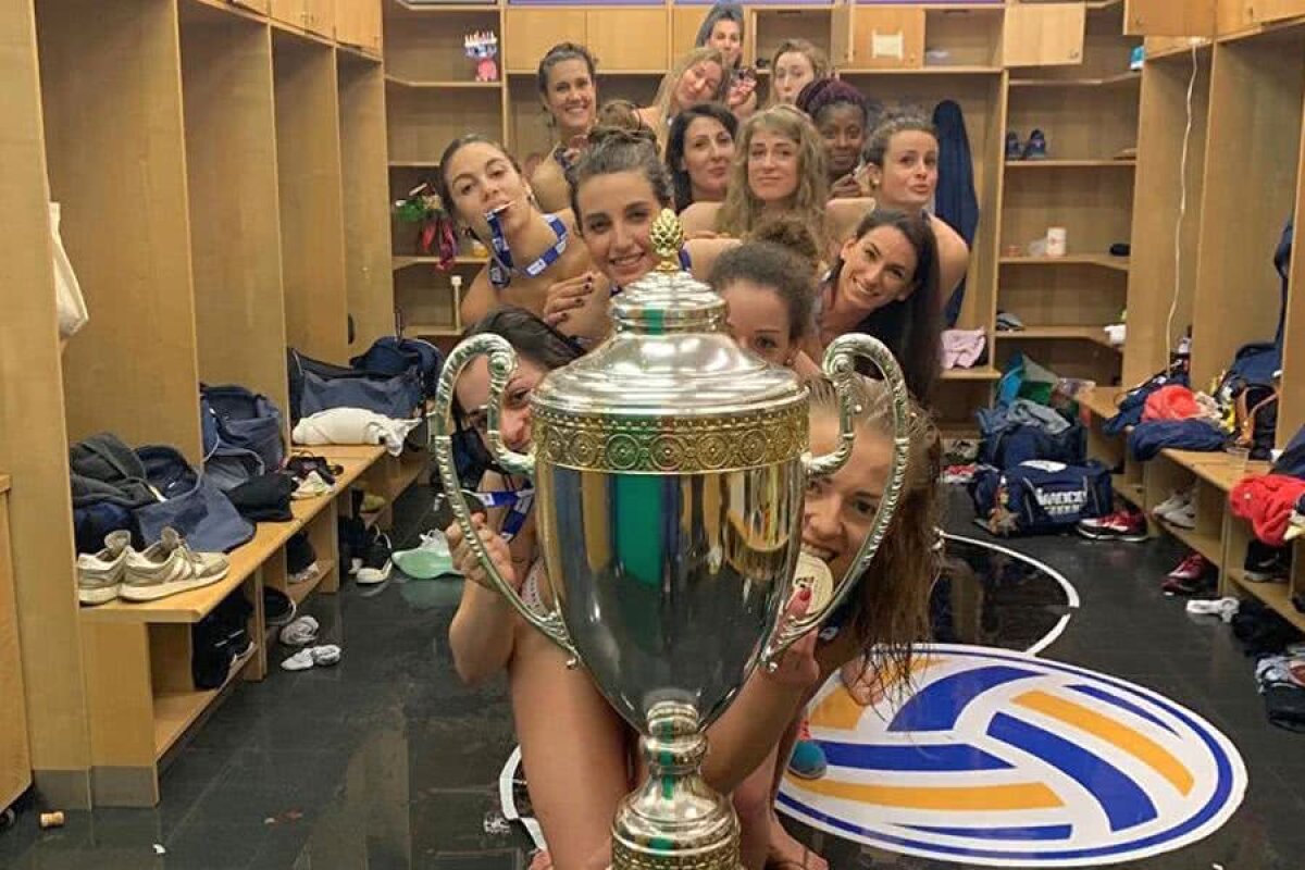 FOTO Fete cu idei ciudate » Voleibalistele s-au dezbrăcat și au făcut trenulețul în spatele trofeului