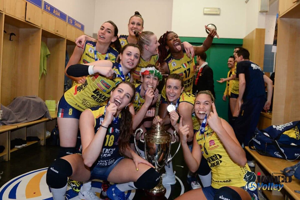 FOTO Fete cu idei ciudate » Voleibalistele s-au dezbrăcat și au făcut trenulețul în spatele trofeului