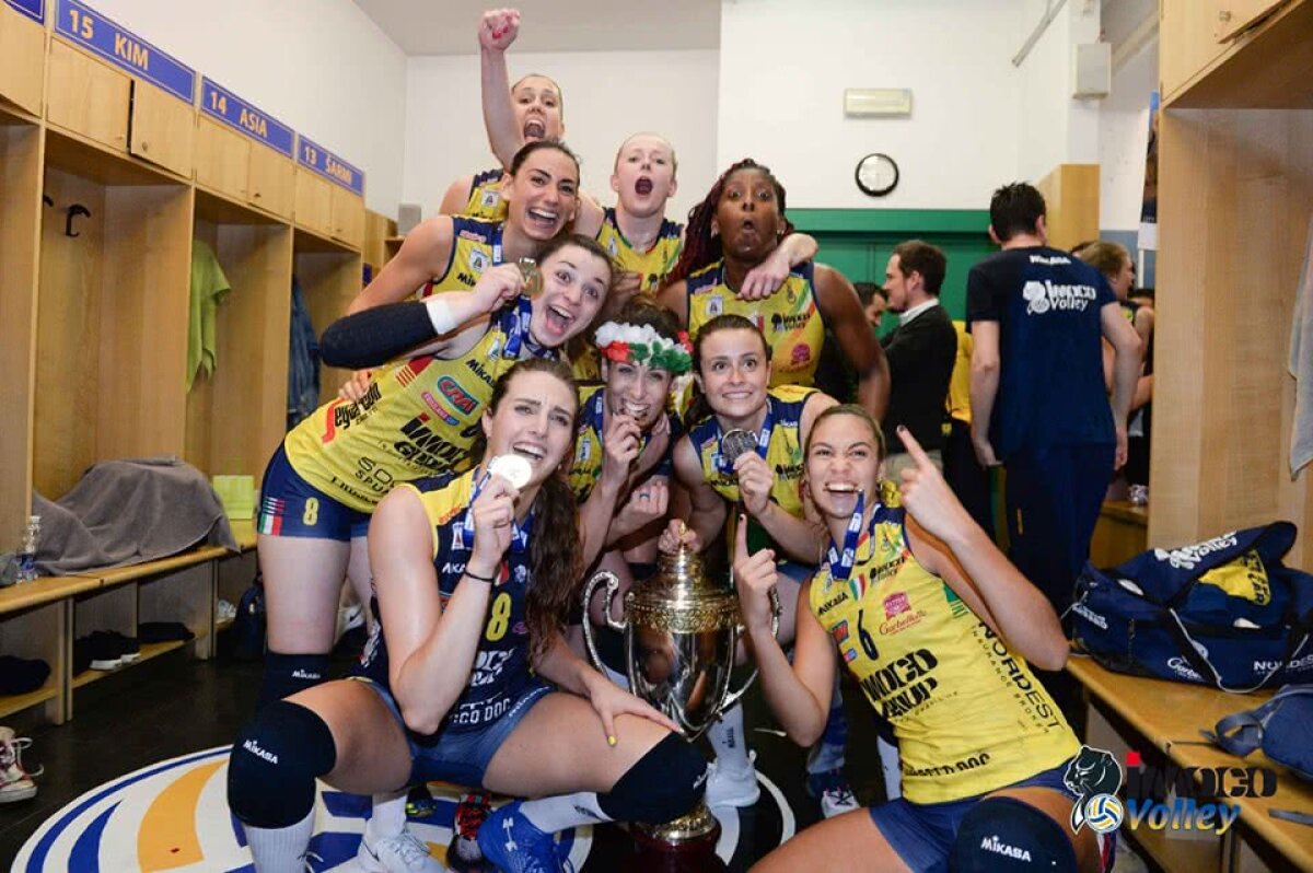 FOTO Fete cu idei ciudate » Voleibalistele s-au dezbrăcat și au făcut trenulețul în spatele trofeului