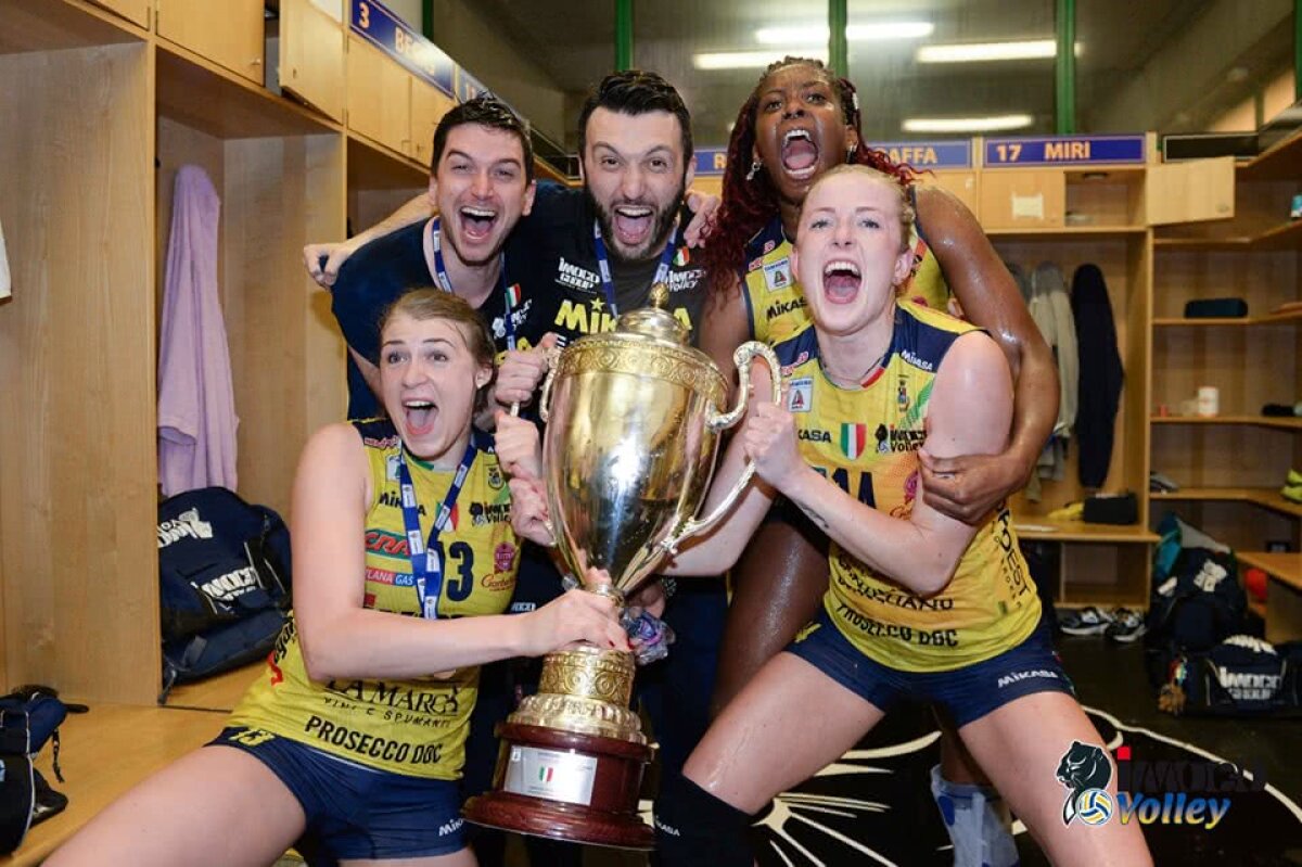 FOTO Fete cu idei ciudate » Voleibalistele s-au dezbrăcat și au făcut trenulețul în spatele trofeului