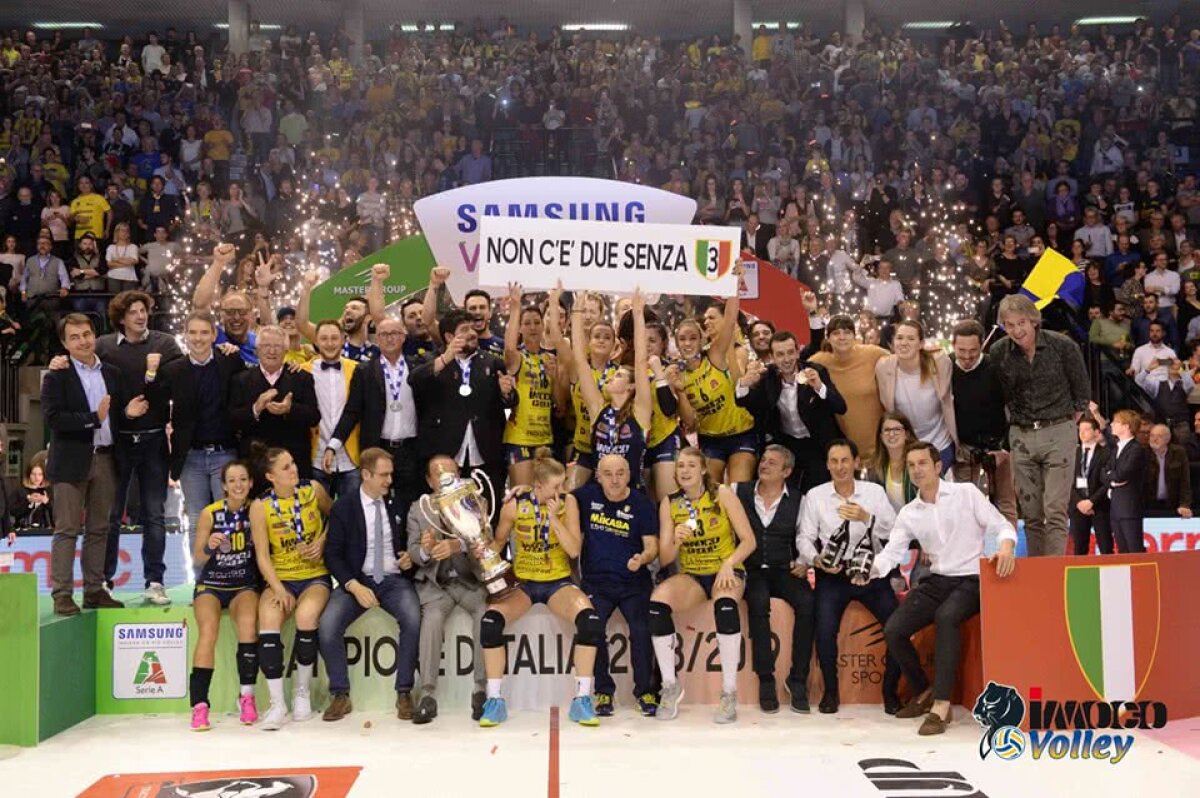 FOTO Fete cu idei ciudate » Voleibalistele s-au dezbrăcat și au făcut trenulețul în spatele trofeului