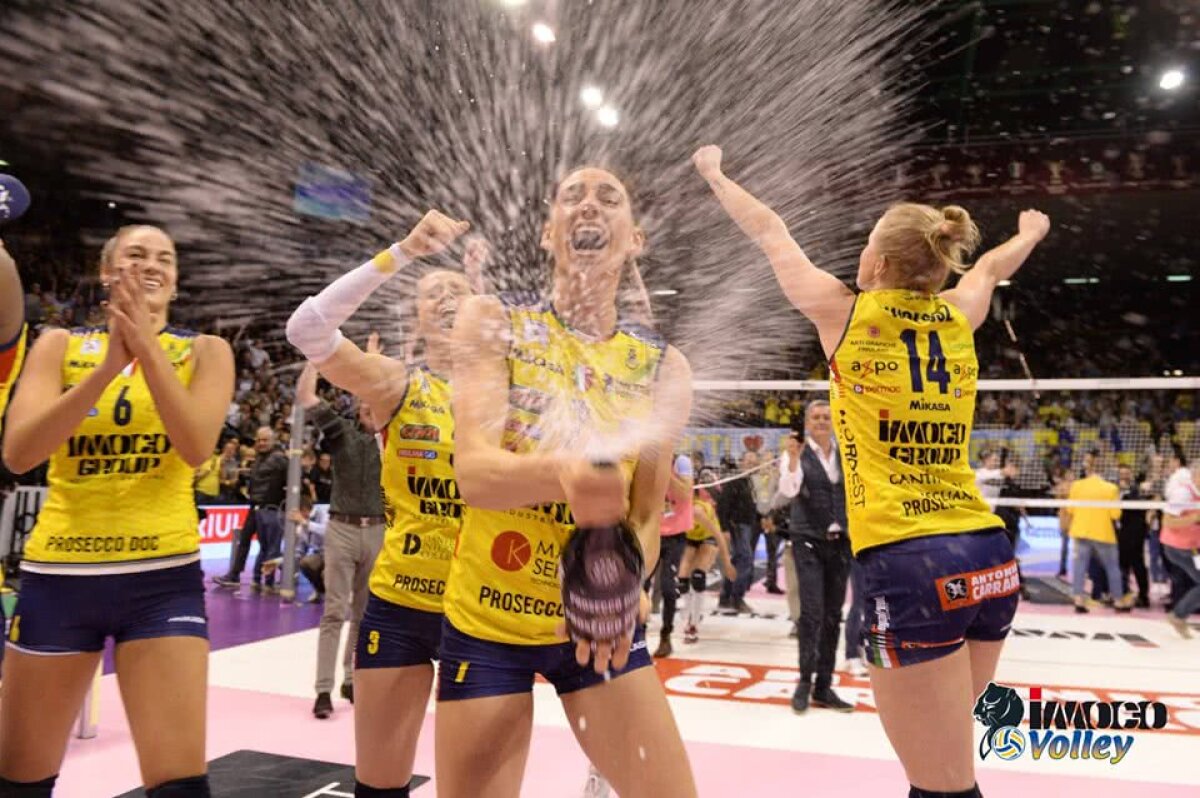 FOTO Fete cu idei ciudate » Voleibalistele s-au dezbrăcat și au făcut trenulețul în spatele trofeului