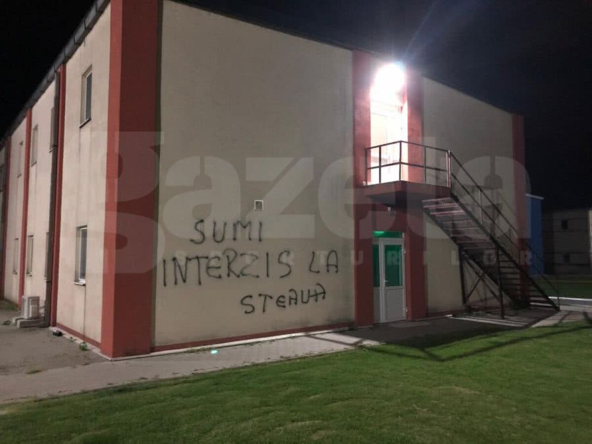 EXCLUSIV Cad capete! Gigi Becali i-a dat afară, după ce fanii FCSB-ului au intrat în cantonamentul din Berceni și au scris pe pereți mesaje anti-Șumudică: „Ne pare rău”