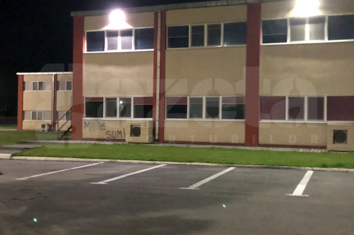 EXCLUSIV Cad capete! Gigi Becali i-a dat afară, după ce fanii FCSB-ului au intrat în cantonamentul din Berceni și au scris pe pereți mesaje anti-Șumudică: „Ne pare rău”