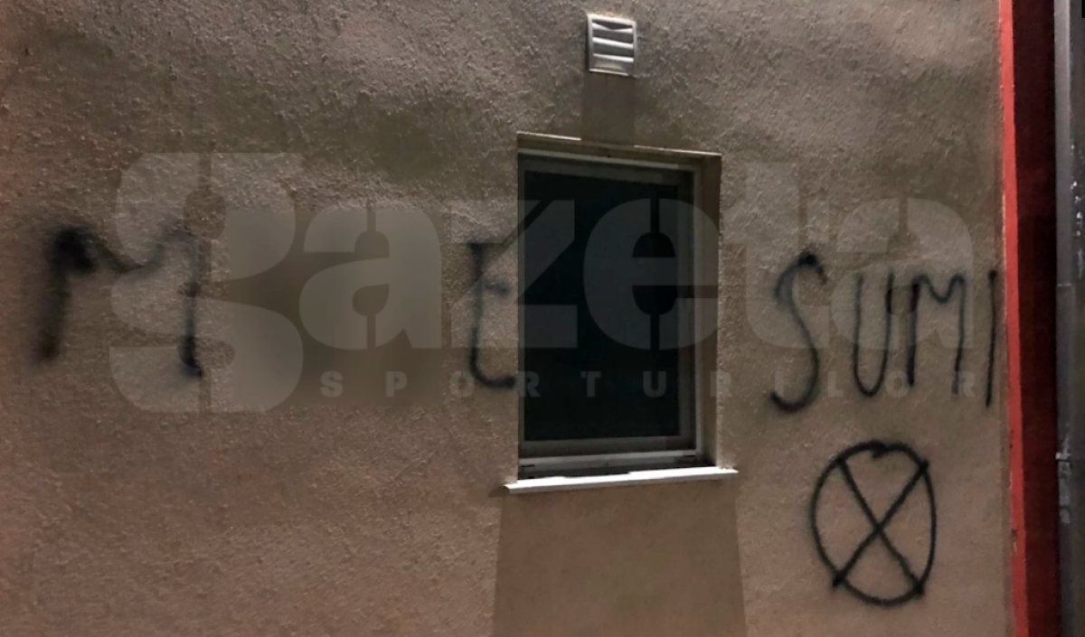 EXCLUSIV Cad capete! Gigi Becali i-a dat afară, după ce fanii FCSB-ului au intrat în cantonamentul din Berceni și au scris pe pereți mesaje anti-Șumudică: „Ne pare rău”