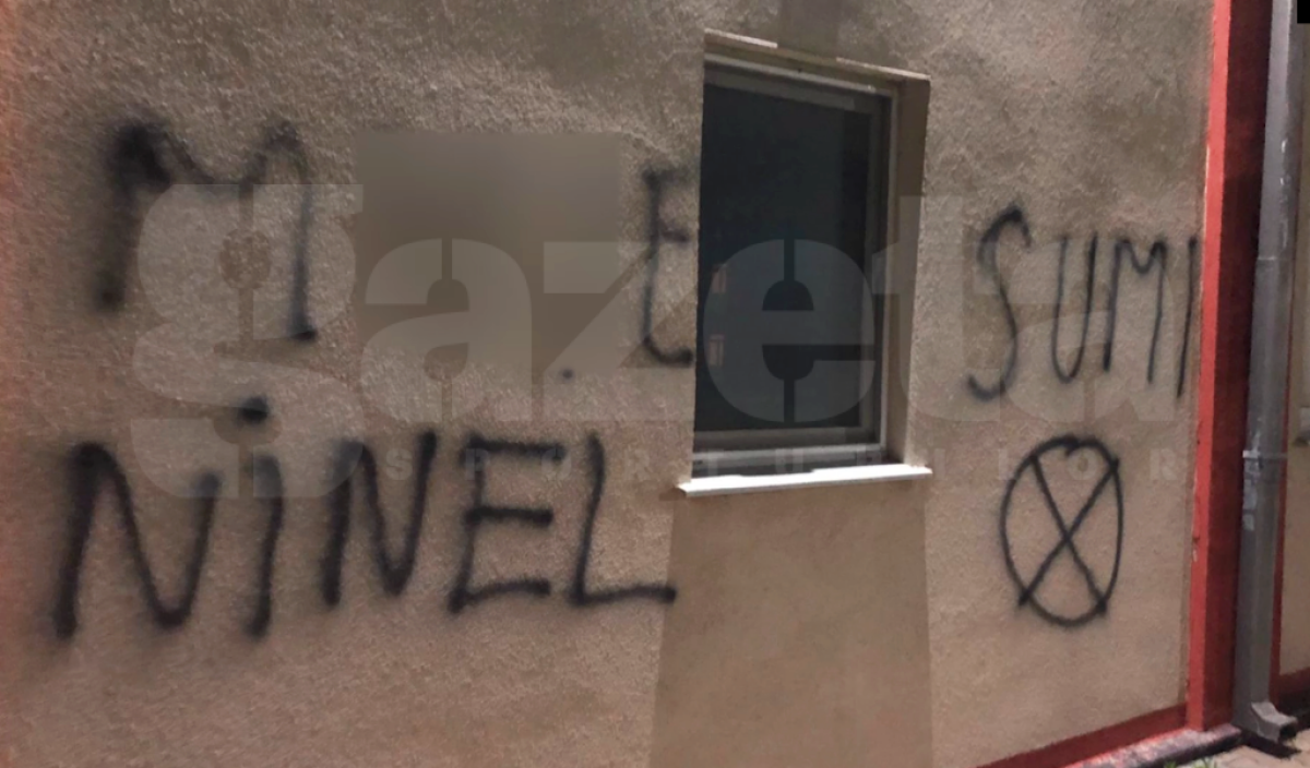 EXCLUSIV Cad capete! Gigi Becali i-a dat afară, după ce fanii FCSB-ului au intrat în cantonamentul din Berceni și au scris pe pereți mesaje anti-Șumudică: „Ne pare rău”