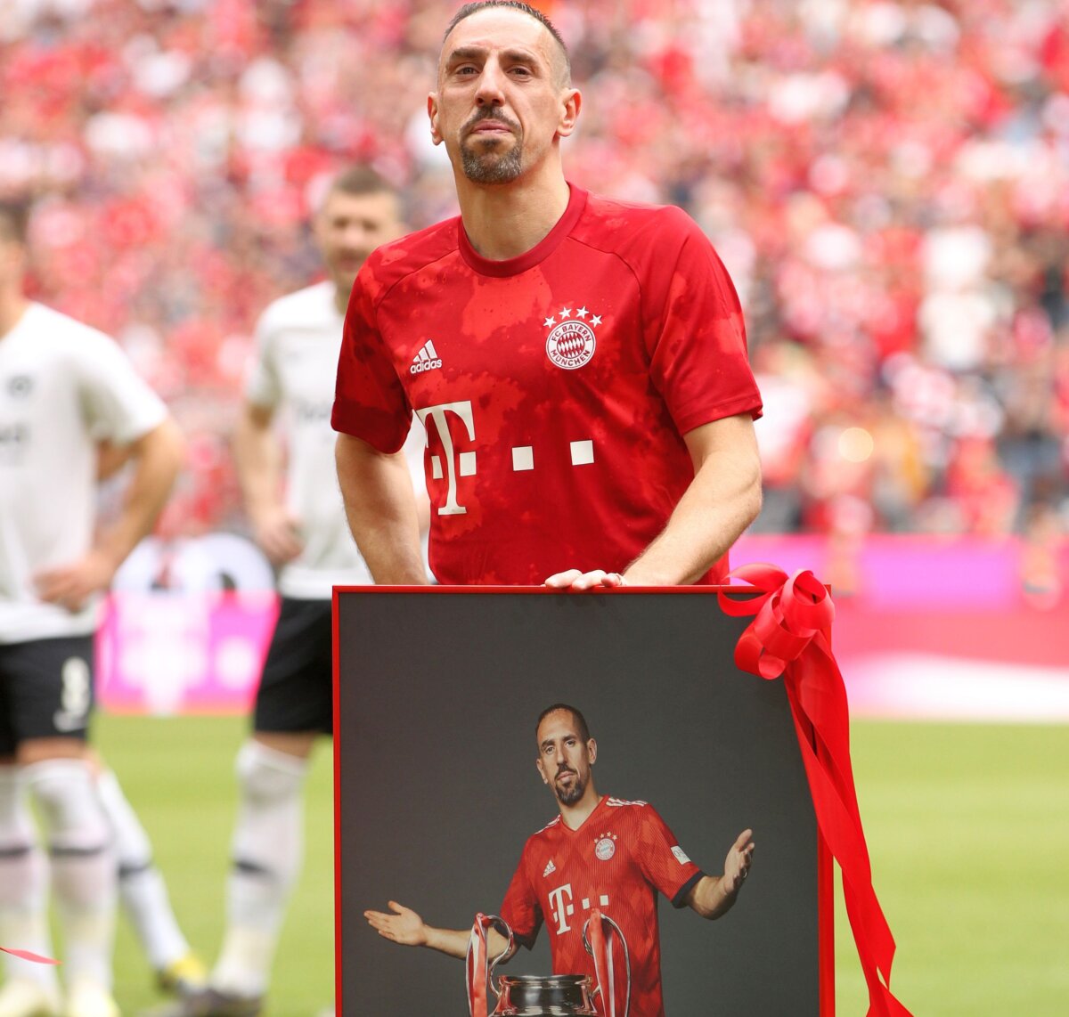 Bayern Munchen - Frankfurt 5-1 // GALERIE FOTO Arjen Robben, Frank Ribery și Rafinha și-au luat adio de la Bayern » Fanii le-au dedicat o scenografie 3D