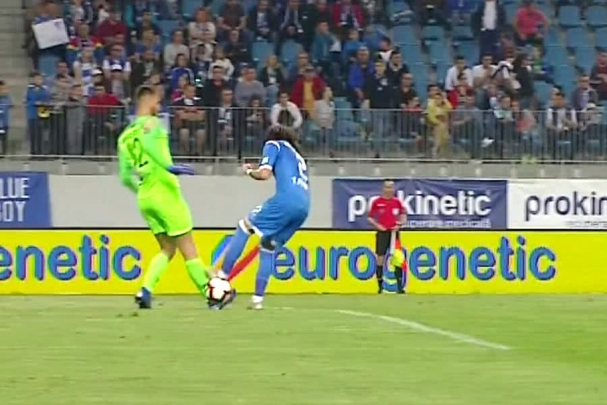 CSU CRAIOVA - VIITORUL // FOTO Tiago Ferrerira eliminat după un gest golănesc » Ce a putut să facă portughezul