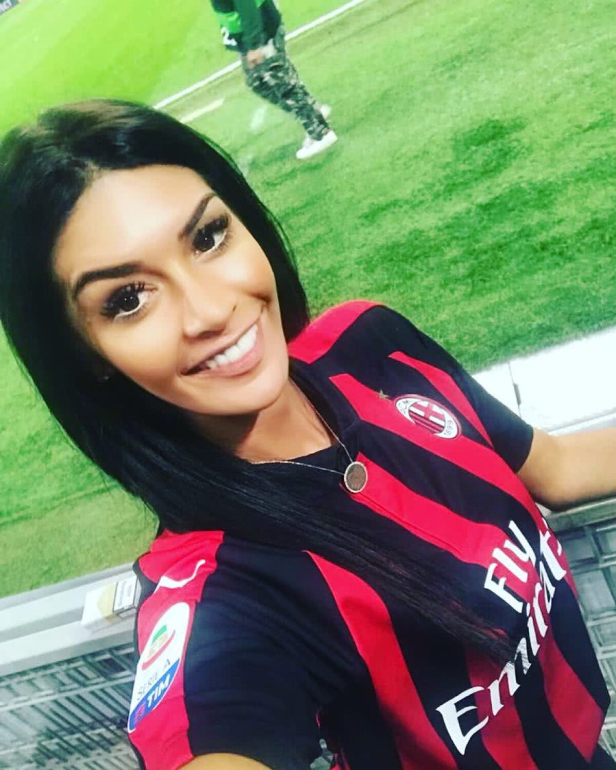 FOTO Românca Andreea Tolomeiu i-a înnebunit pe fanii lui Milan » A pozat în tricoul rossonero și ATÂT!