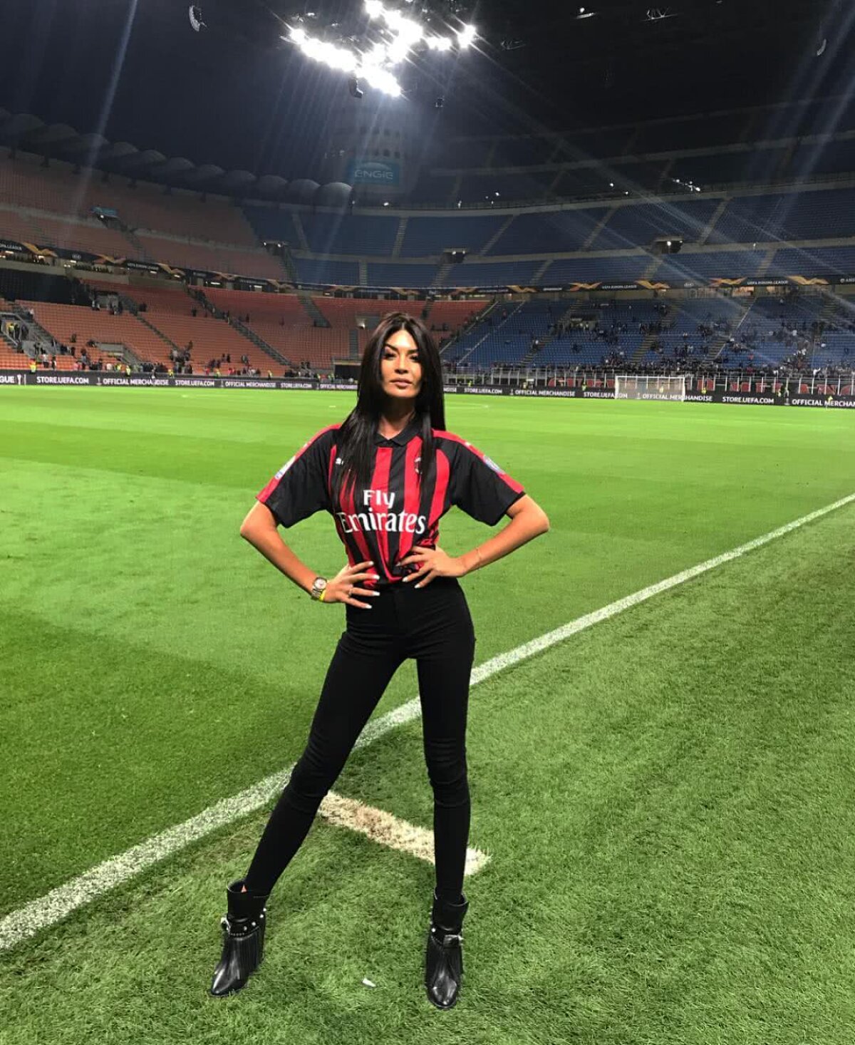 FOTO Românca Andreea Tolomeiu i-a înnebunit pe fanii lui Milan » A pozat în tricoul rossonero și ATÂT!