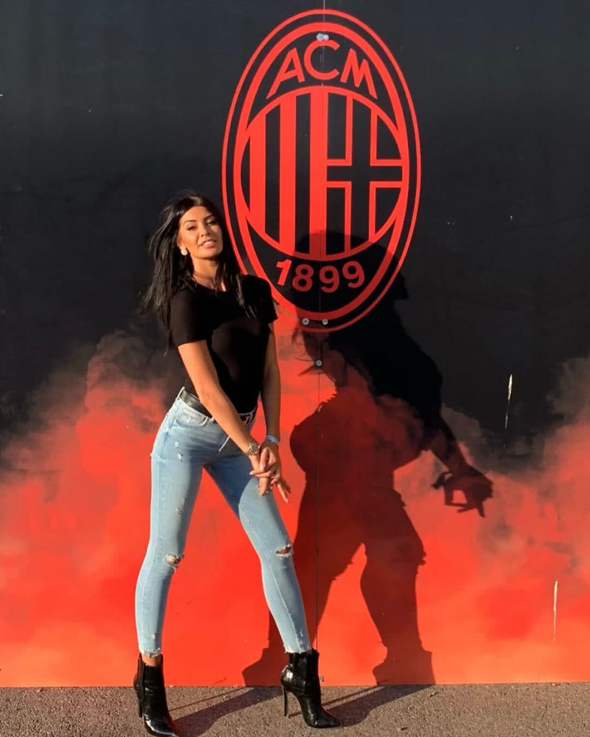 FOTO Românca Andreea Tolomeiu i-a înnebunit pe fanii lui Milan » A pozat în tricoul rossonero și ATÂT!