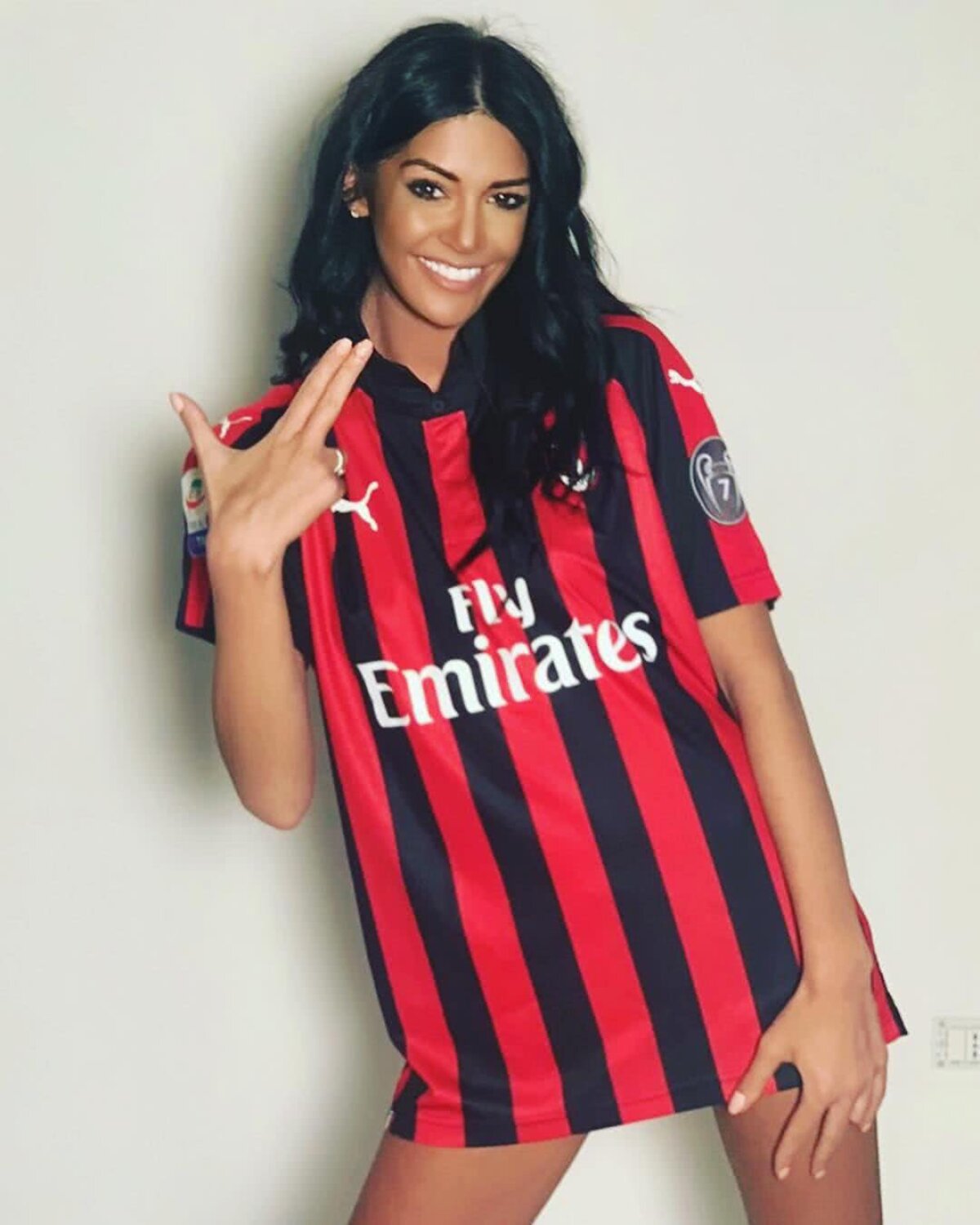 FOTO Românca Andreea Tolomeiu i-a înnebunit pe fanii lui Milan » A pozat în tricoul rossonero și ATÂT!