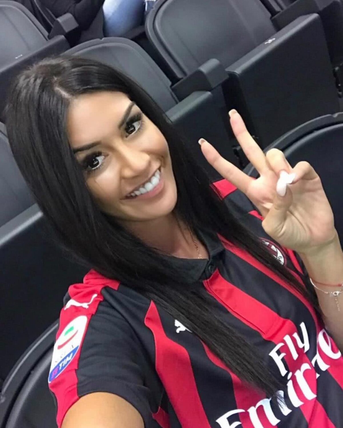 FOTO Românca Andreea Tolomeiu i-a înnebunit pe fanii lui Milan » A pozat în tricoul rossonero și ATÂT!