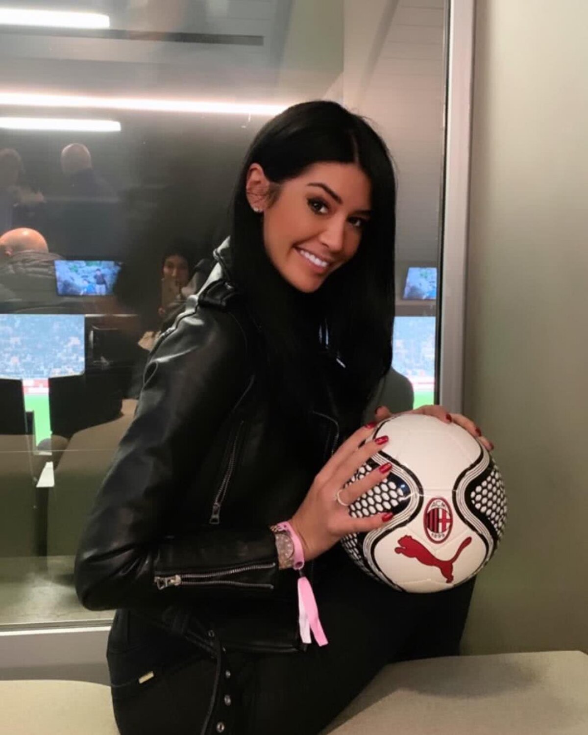 FOTO Românca Andreea Tolomeiu i-a înnebunit pe fanii lui Milan » A pozat în tricoul rossonero și ATÂT!