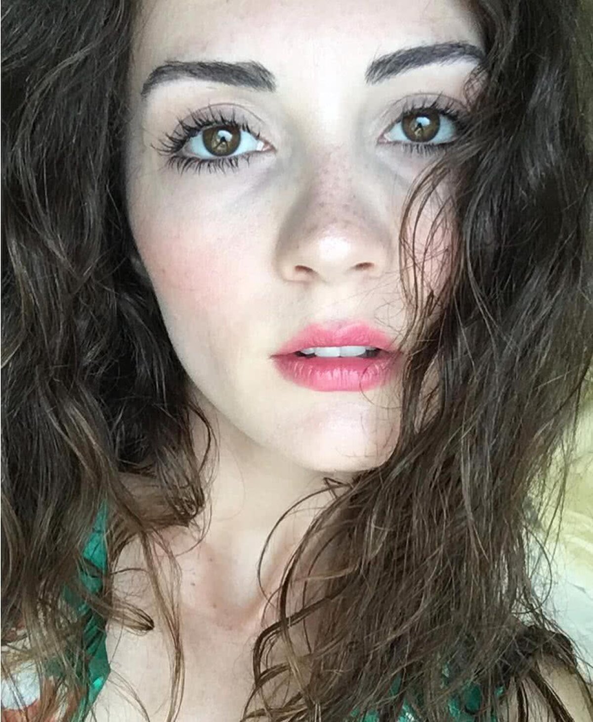 GALERIE FOTO Burcu Ozberk e pe prima pagină a tuturor tabloidelor! Relația cu starul lui Fenerbahce a ieșit la iveală după două luni