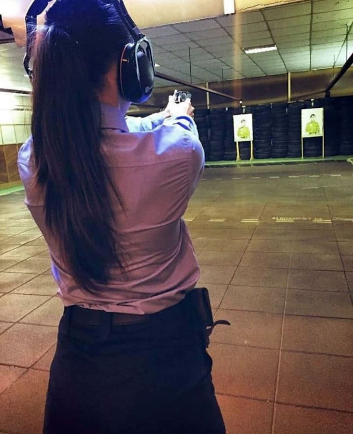 GALERIE FOTO Ea e sexy-polițista după care suspină în secret un fost fotbalist al lui CSU Craiova