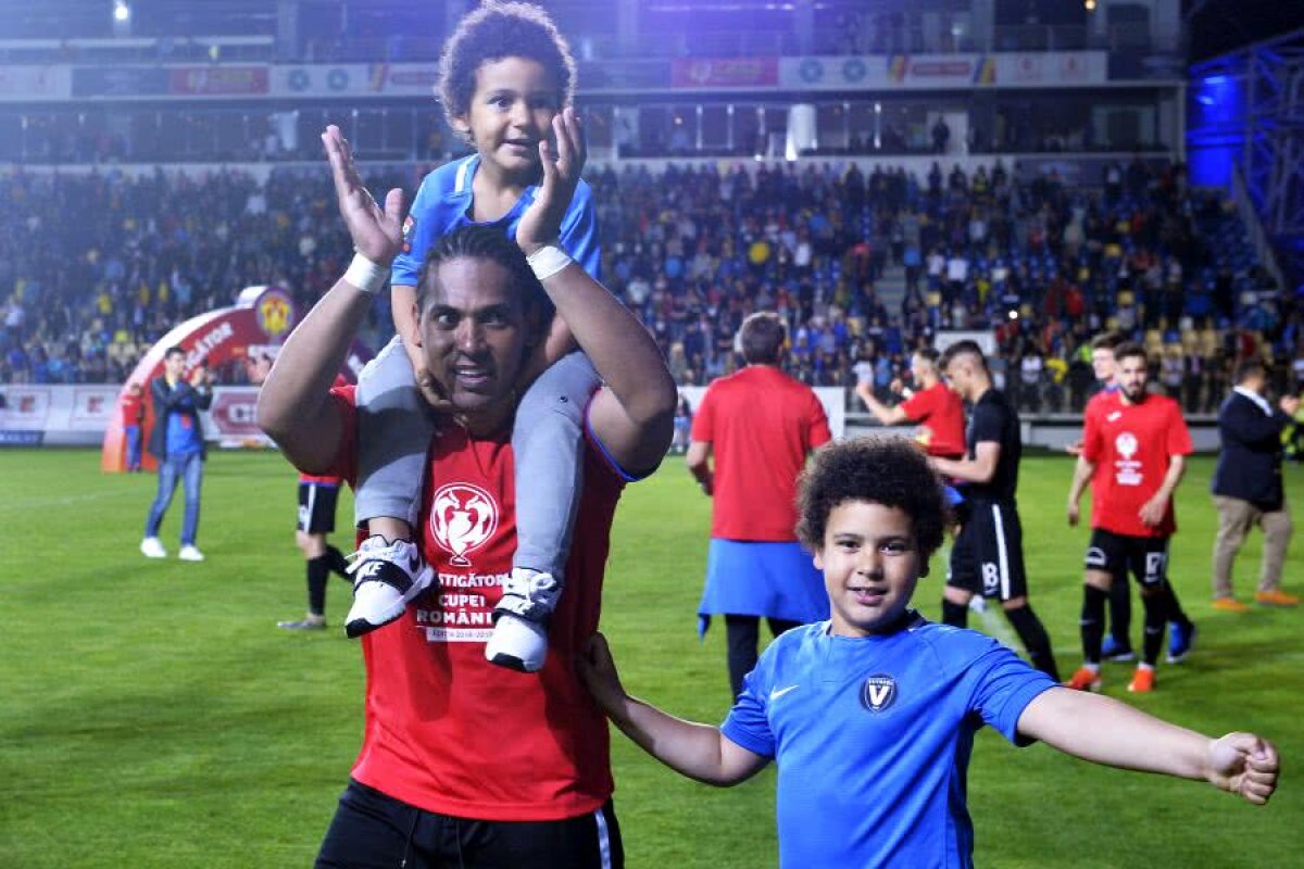 VIITORUL A CÂȘTIGAT CUPA // FOTO Eric și băieții lui au cucerit pe toată lumea la Ploiești » Imagini tari cu copiii brazilianului