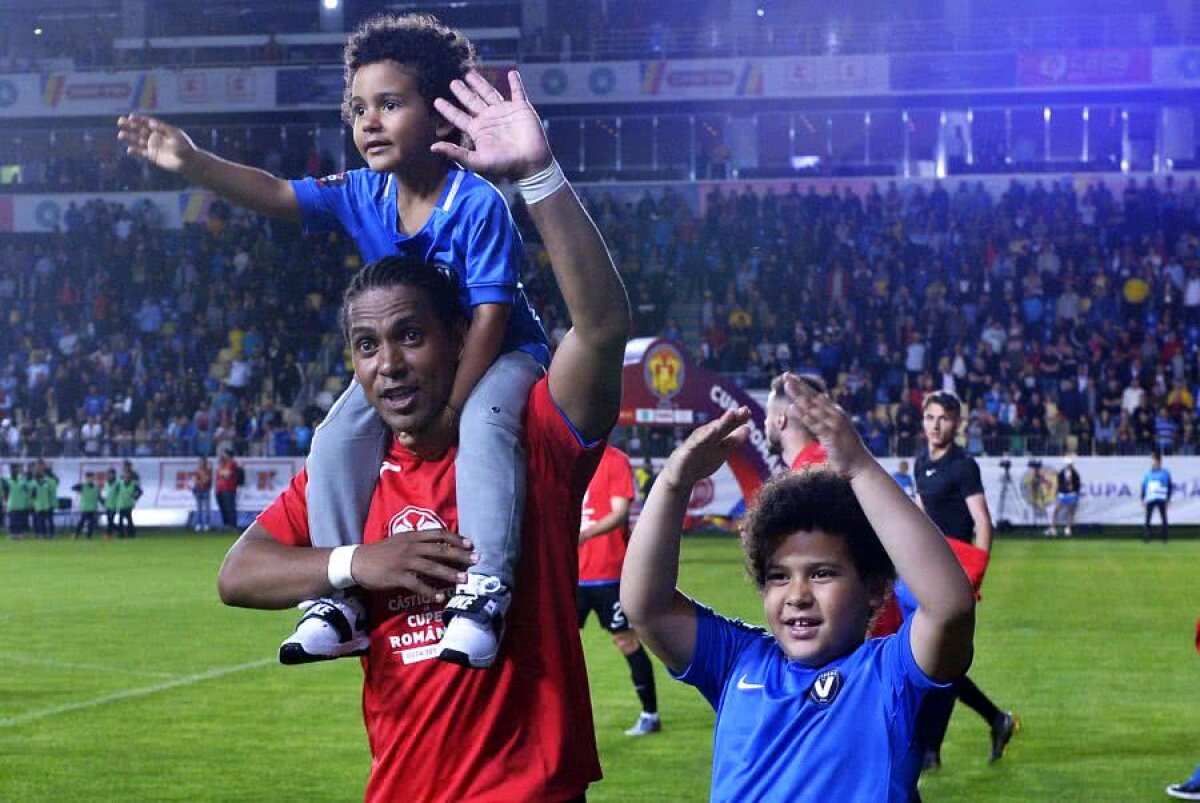 VIITORUL A CÂȘTIGAT CUPA // FOTO Eric și băieții lui au cucerit pe toată lumea la Ploiești » Imagini tari cu copiii brazilianului