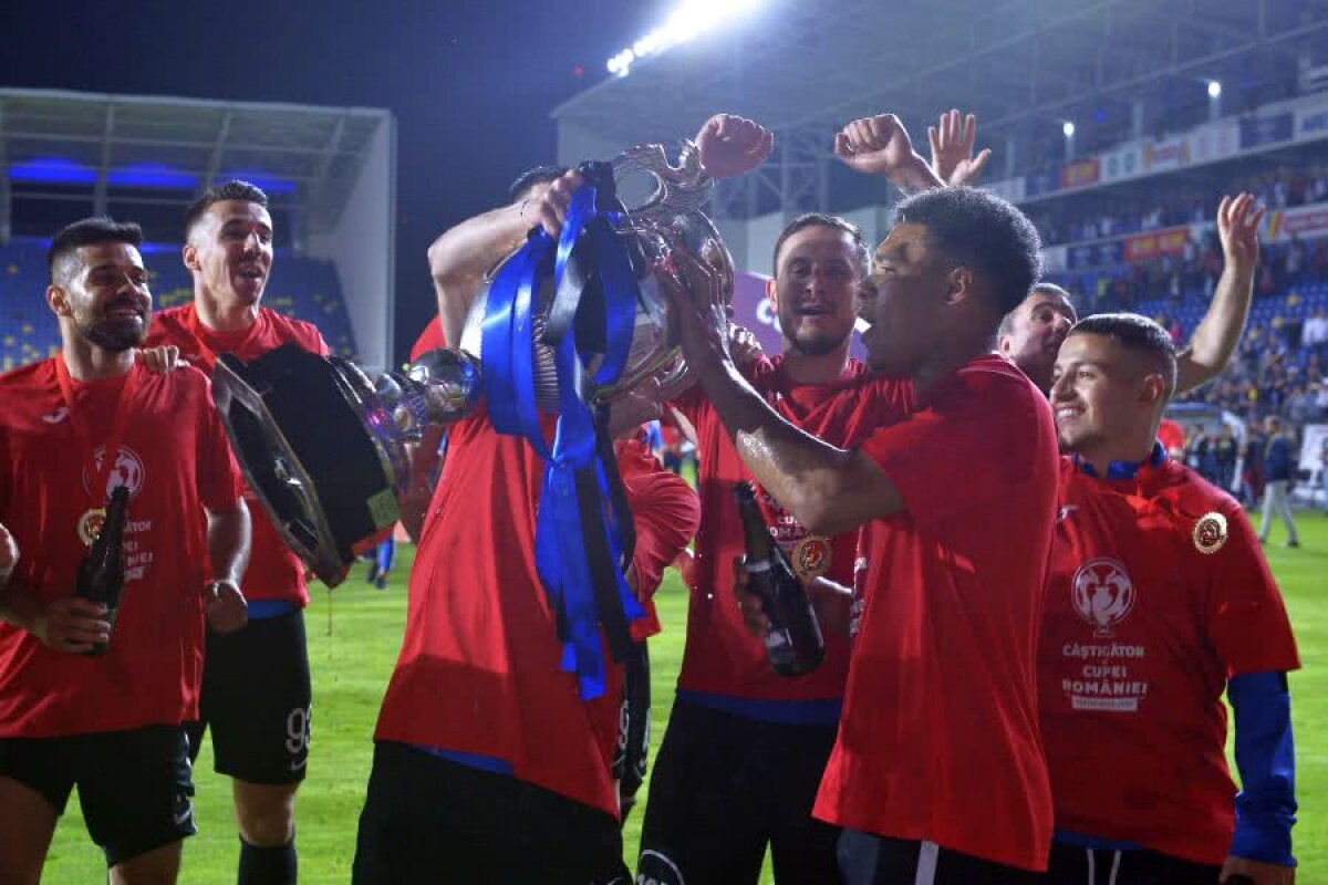 VIITORUL A CÂȘTIGAT CUPA // VIDEO+FOTO Cupa României e la Ovidiu! 11 imagini de senzație surprinse după meci: Ianis Hagi a sărutat trofeul, Eric l-a consolat pe Alibec + baie de confetti