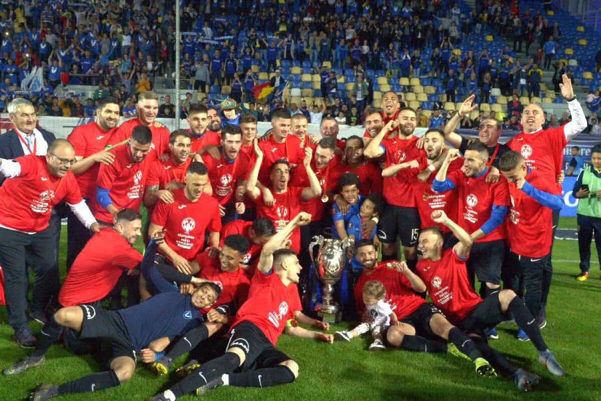 VIITORUL A CÂȘTIGAT CUPA // VIDEO+FOTO Cupa României e la Ovidiu! 11 imagini de senzație surprinse după meci: Ianis Hagi a sărutat trofeul, Eric l-a consolat pe Alibec + baie de confetti