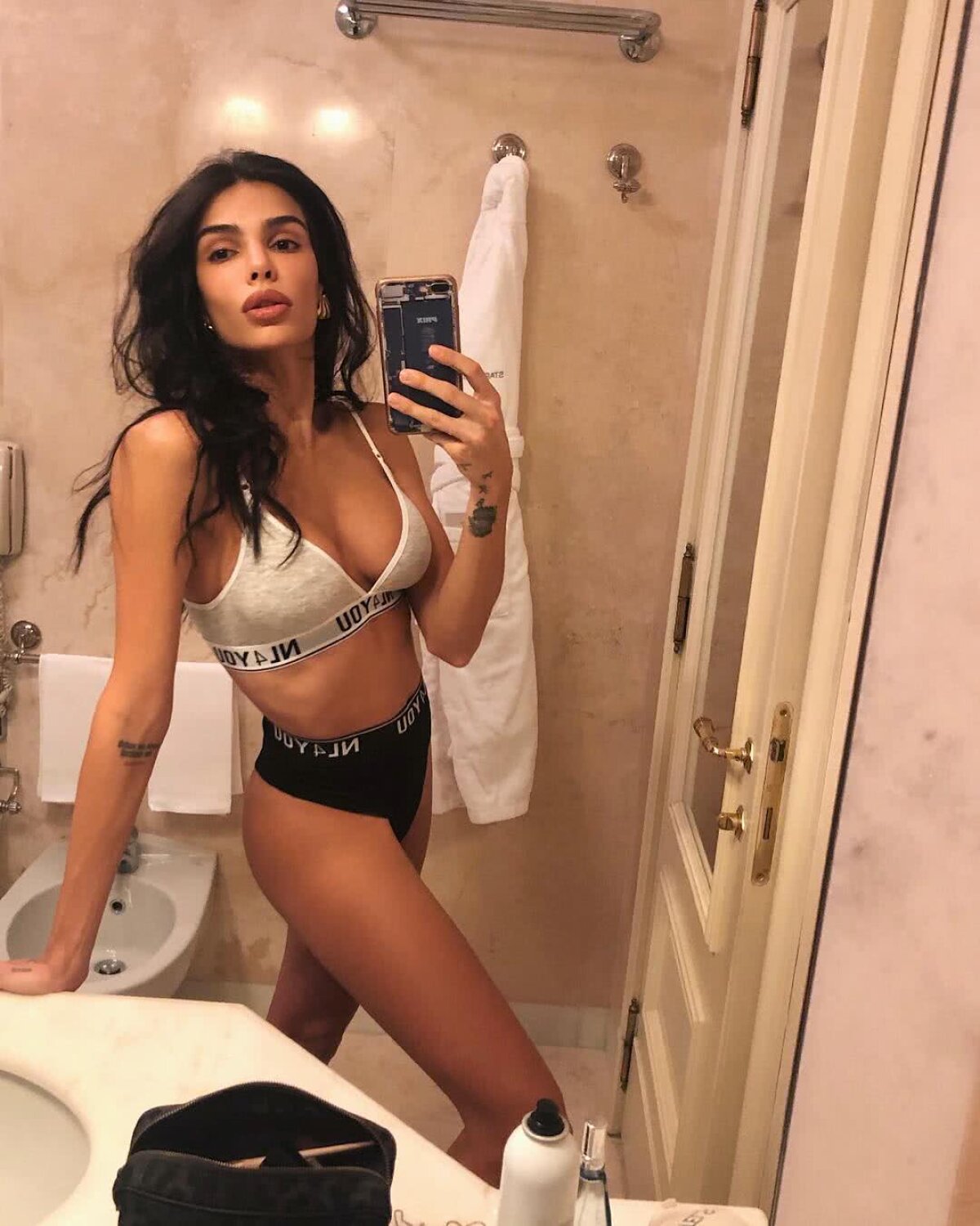FOTO Soția unui fotbalist postează imagini sexy pe Instagram, dar avertizează: "Nu toţi merită să mă cunoască"