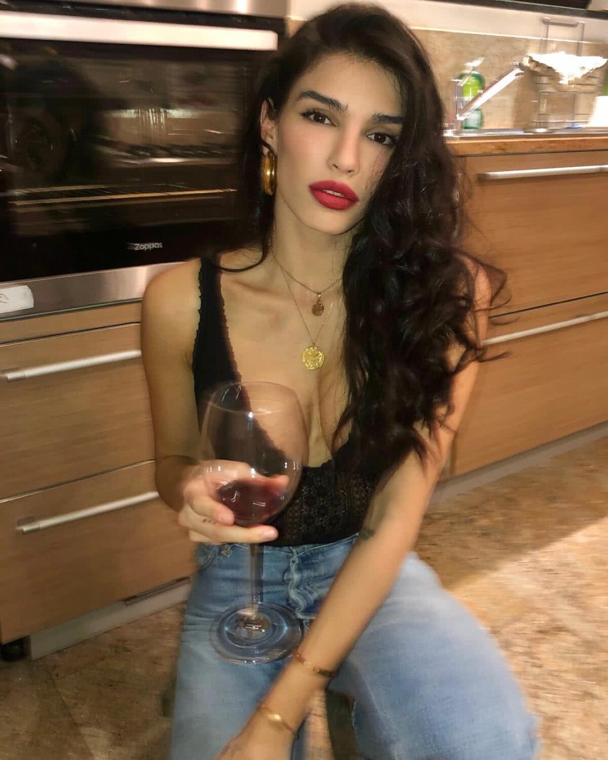 FOTO Soția unui fotbalist postează imagini sexy pe Instagram, dar avertizează: "Nu toţi merită să mă cunoască"