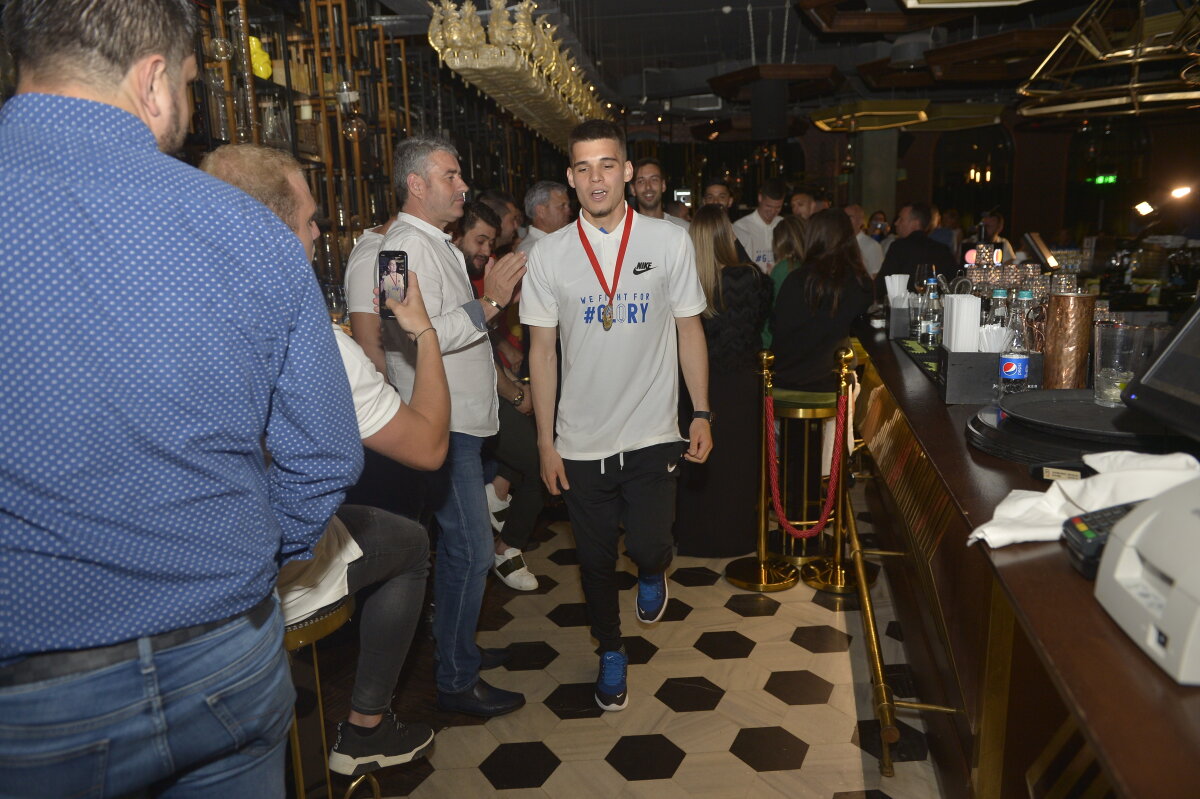 VIITORUL A CÂȘTIGAT CUPA // VIDEO Imagini de senzație de la petrecerea Viitorului: Hagi a dansat Pamporea alături de brazilieni și de Stere Halep + Eric s-a dezlănțuit pe manele