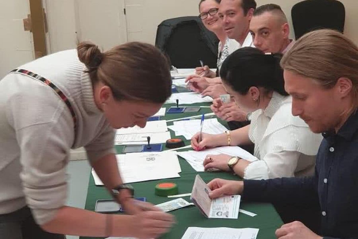 ALEGERI EUROPARLAMENTARE ȘI REFERENDUM 2019 / VIDEO Simona Halep și Irina Begu au votat astăzi la Paris! Aplauze pentru fostul lider mondial