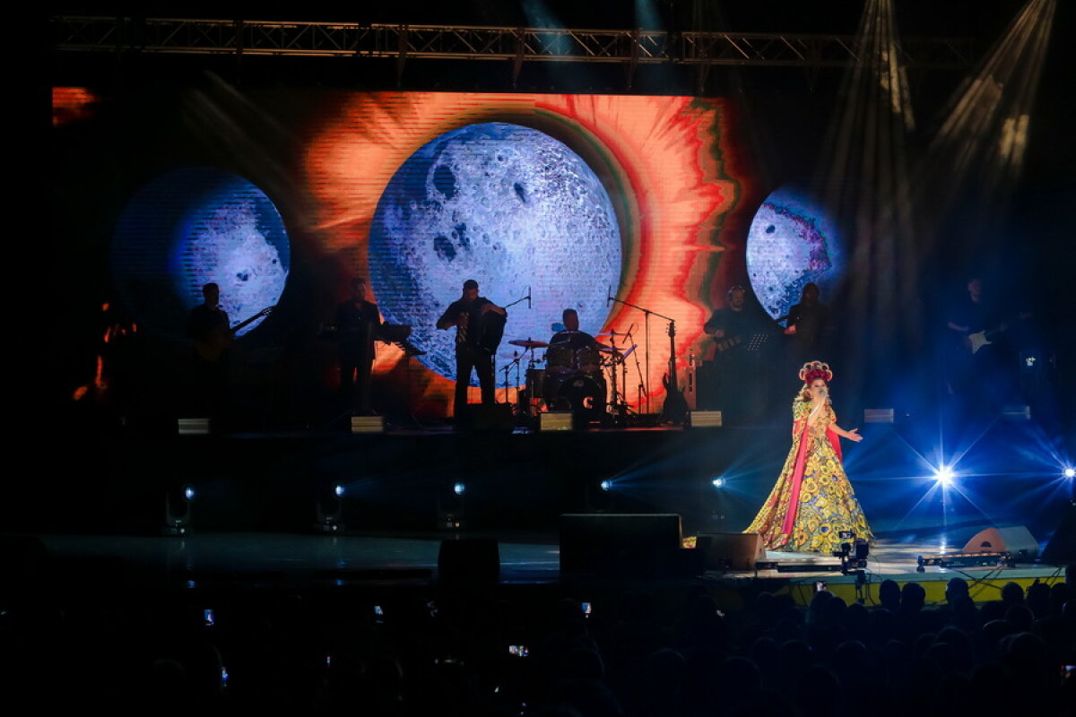 GALERIE FOTO & VIDEO Elena Gheorghe a făcut show cu muzică armânească! Melodie dedicată Simonei Halep și Gheorghe Hagi