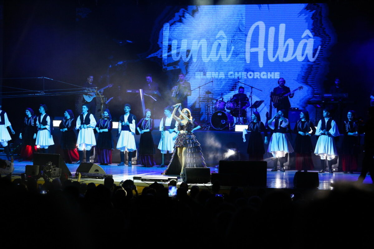 GALERIE FOTO & VIDEO Elena Gheorghe a făcut show cu muzică armânească! Melodie dedicată Simonei Halep și Gheorghe Hagi