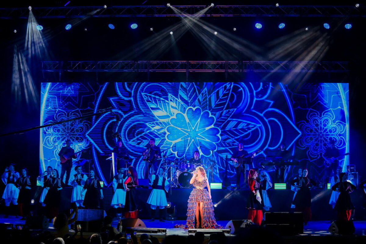 GALERIE FOTO & VIDEO Elena Gheorghe a făcut show cu muzică armânească! Melodie dedicată Simonei Halep și Gheorghe Hagi