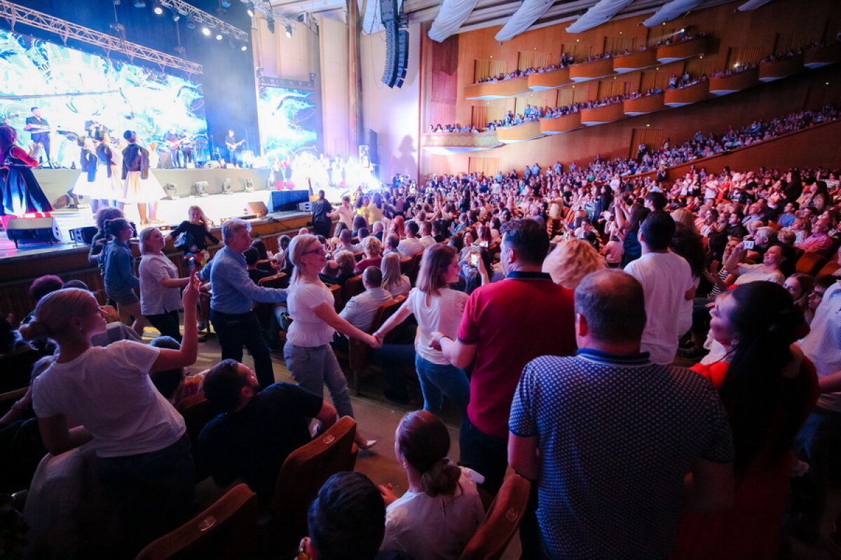 GALERIE FOTO & VIDEO Elena Gheorghe a făcut show cu muzică armânească! Melodie dedicată Simonei Halep și Gheorghe Hagi