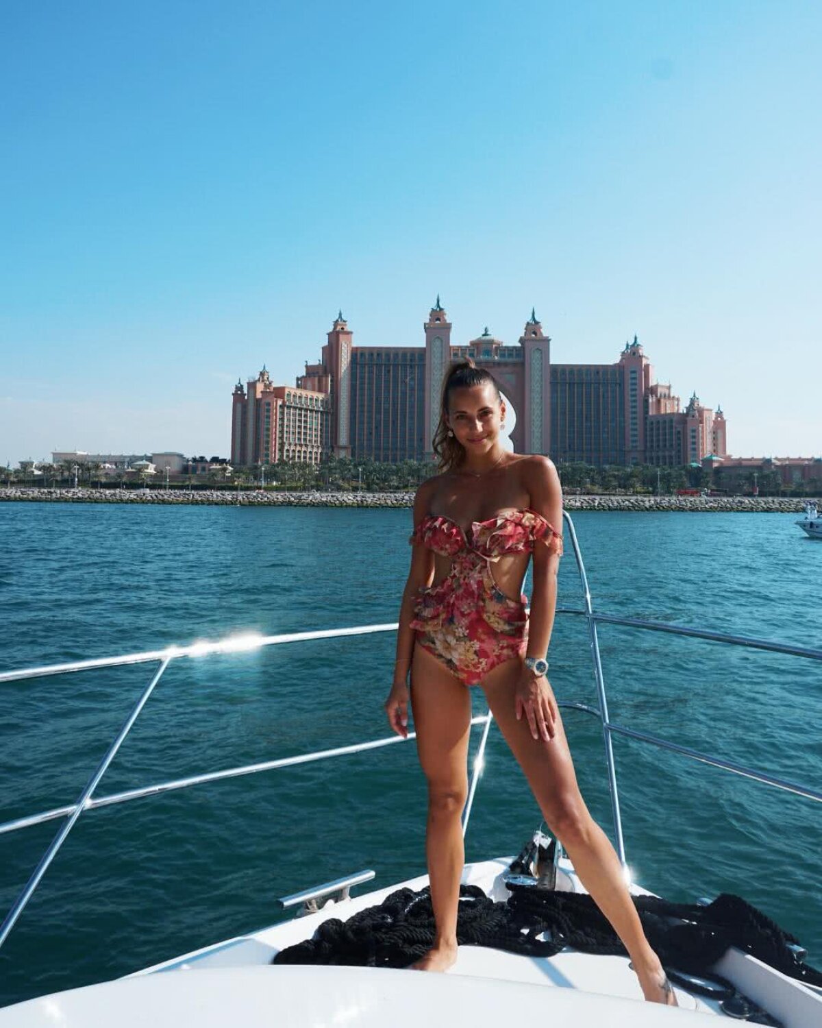 FOTO Nu-i împart cu nimeni » Soțiile de fotbaliști dezvăluie cum își protejează bărbații de alte femei: „Sorry, e cu nevasta, t**fo!”