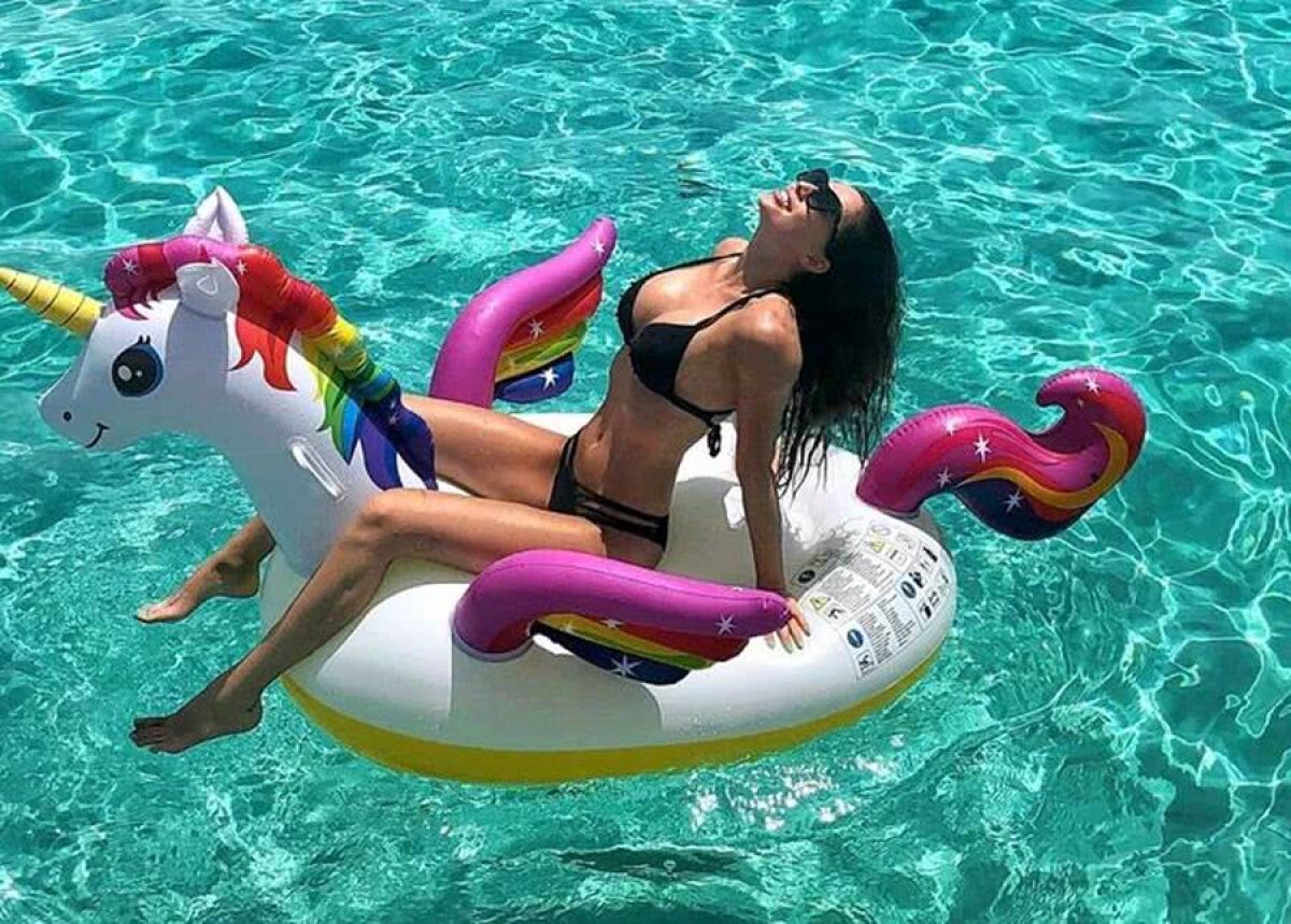 FCSB // GALERIE FOTO Iubitele lui Florin Tănase și Florinel Coman au „incendiat” plaja!