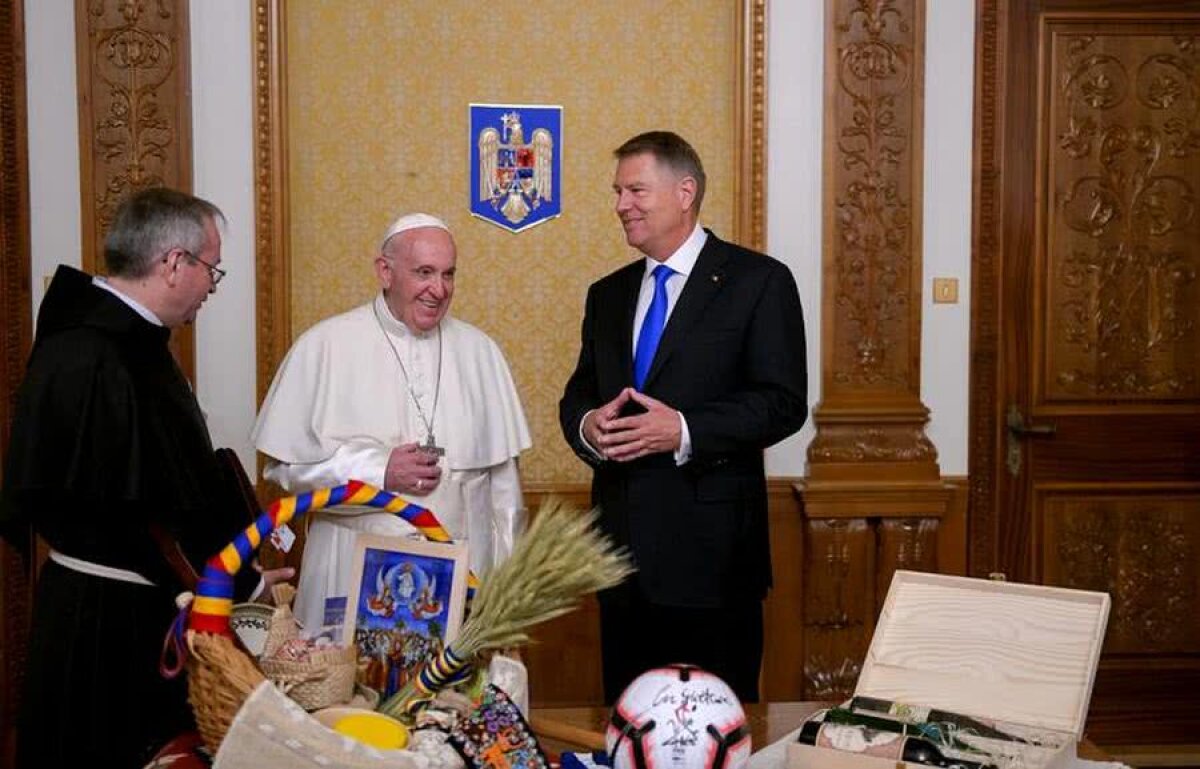 FOTO Gică Hagi și Ivan Patzaichin au trimis cadouri pentru Papa Francisc » Ce i-au dăruit Suveranului Pontif