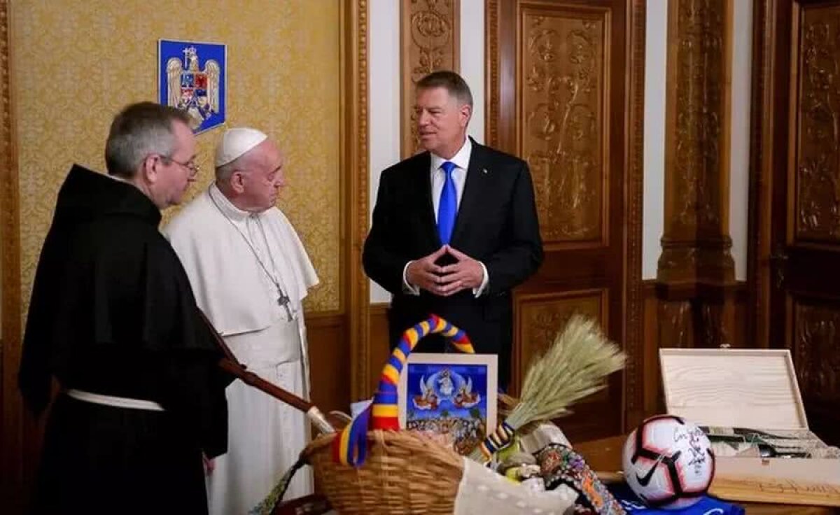 FOTO Gică Hagi și Ivan Patzaichin au trimis cadouri pentru Papa Francisc » Ce i-au dăruit Suveranului Pontif