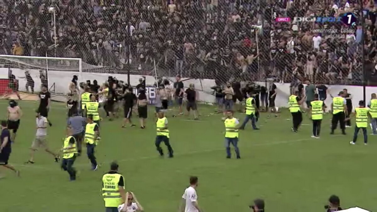 VIDEO + FOTO Scene de NEIMAGINAT în CSA Steaua - Carmen! Fanii din Peluza SUD s-au bătut pe teren cu forțele de ordine: imagini de o violență extremă