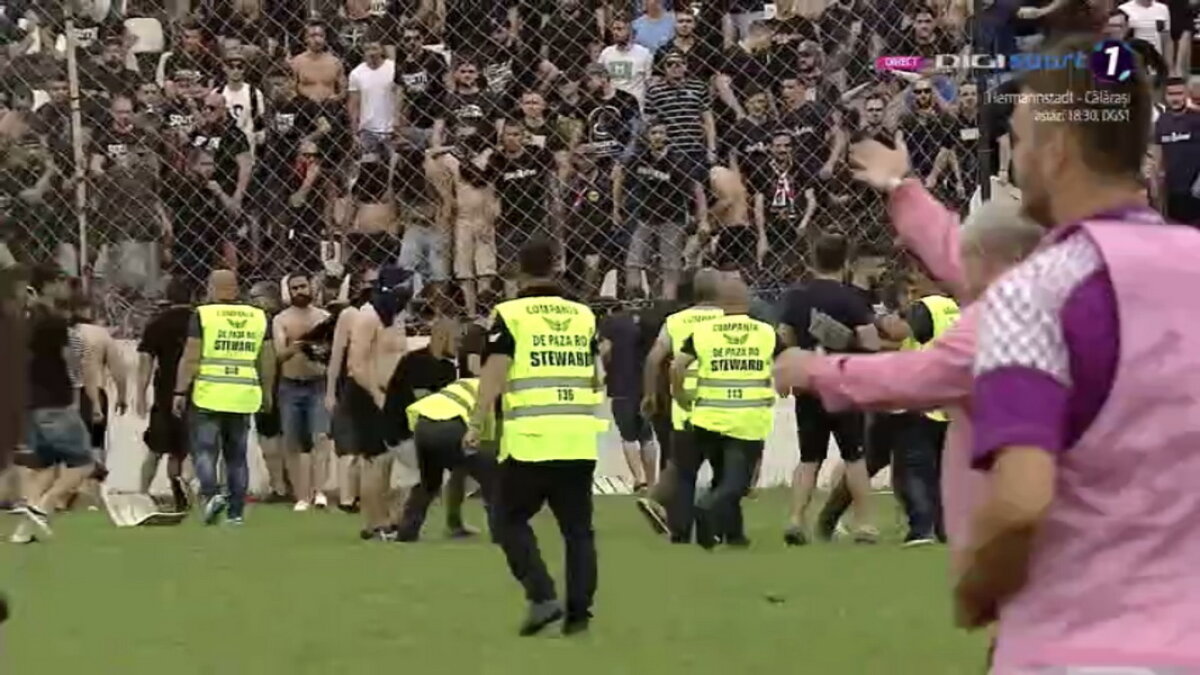 VIDEO + FOTO Scene de NEIMAGINAT în CSA Steaua - Carmen! Fanii din Peluza SUD s-au bătut pe teren cu forțele de ordine: imagini de o violență extremă