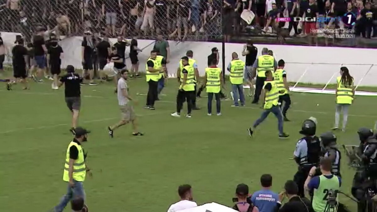 VIDEO + FOTO Scene de NEIMAGINAT în CSA Steaua - Carmen! Fanii din Peluza SUD s-au bătut pe teren cu forțele de ordine: imagini de o violență extremă