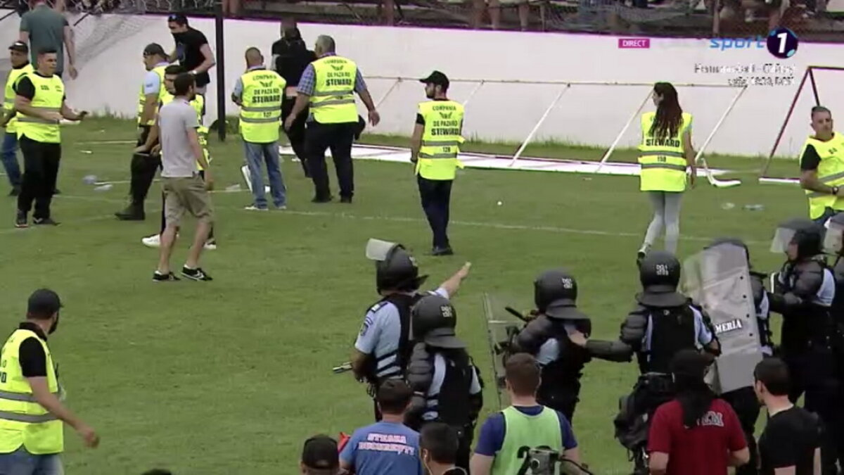 VIDEO + FOTO Scene de NEIMAGINAT în CSA Steaua - Carmen! Fanii din Peluza SUD s-au bătut pe teren cu forțele de ordine: imagini de o violență extremă