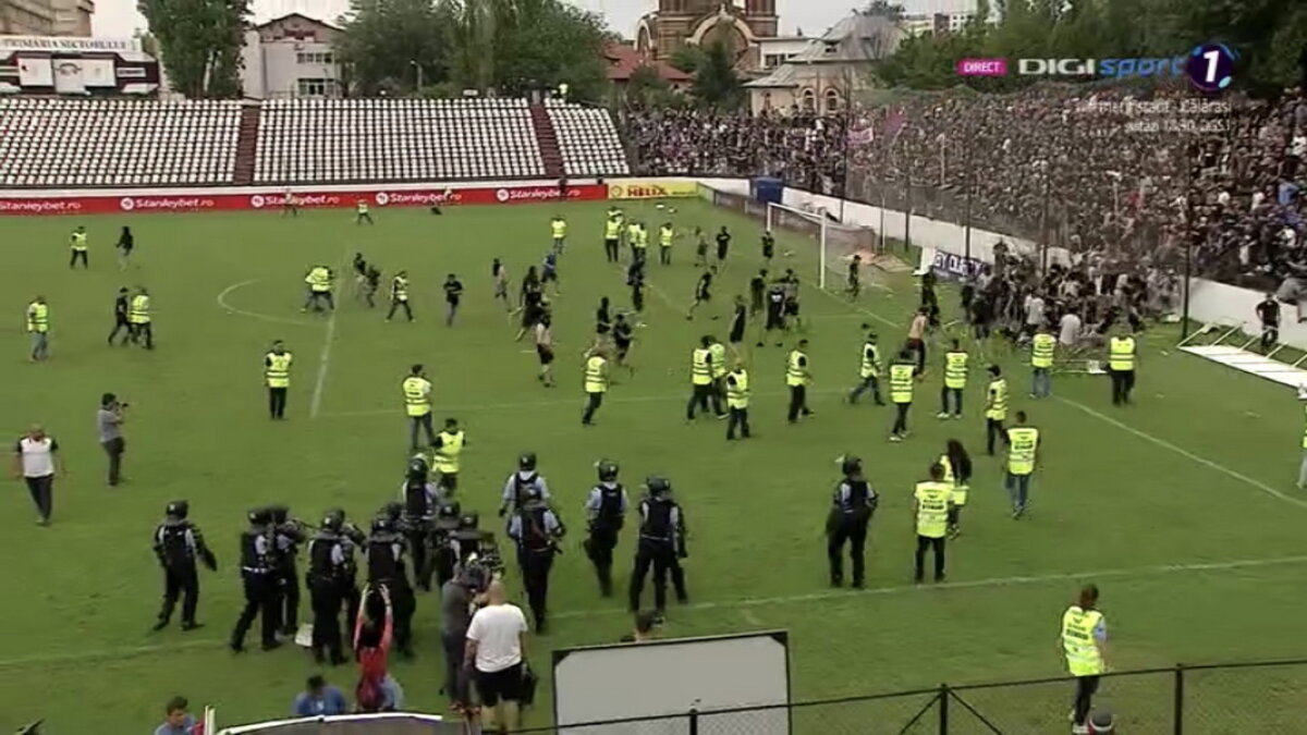 VIDEO + FOTO Scene de NEIMAGINAT în CSA Steaua - Carmen! Fanii din Peluza SUD s-au bătut pe teren cu forțele de ordine: imagini de o violență extremă